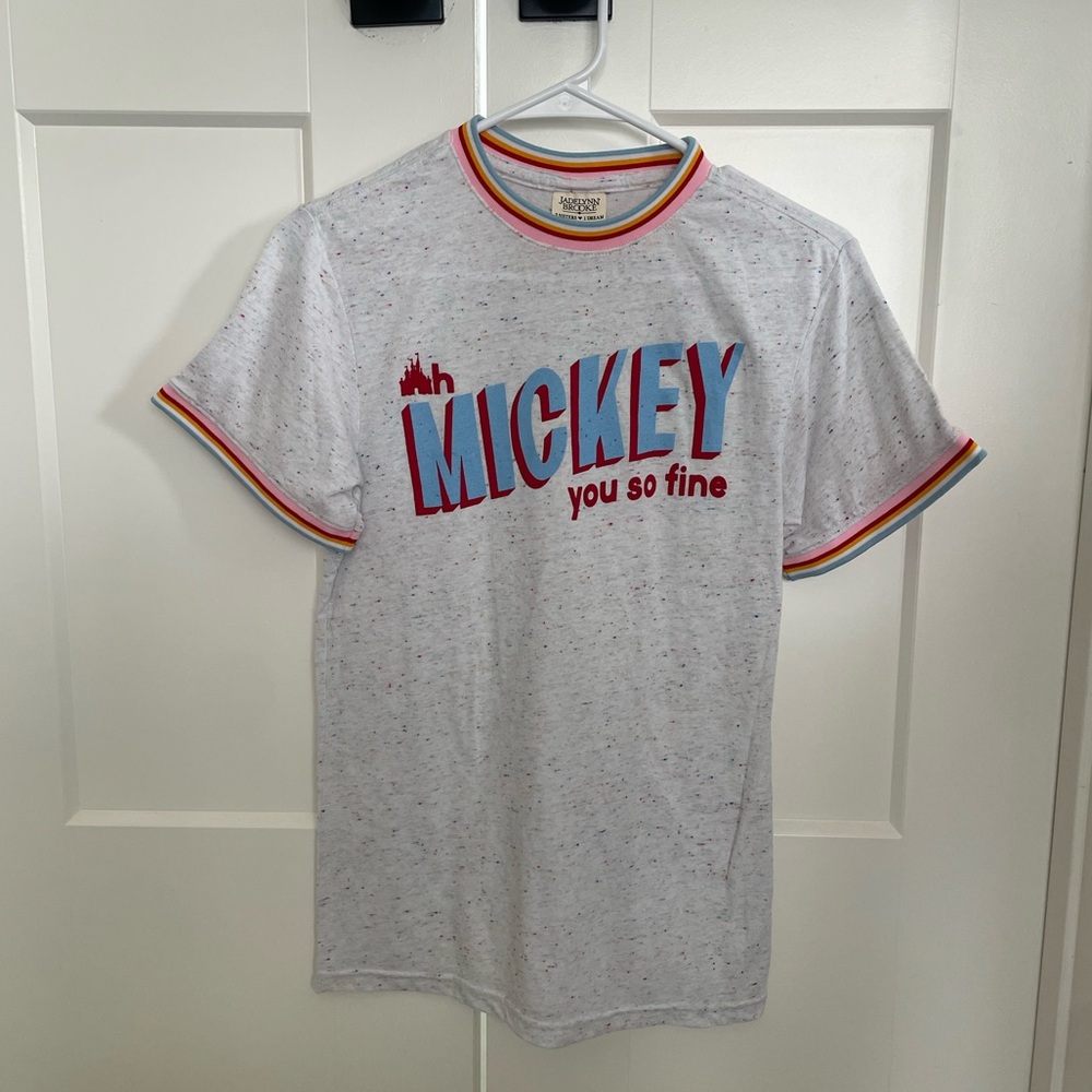 Jadelynn Brooke V Neck Tee XS